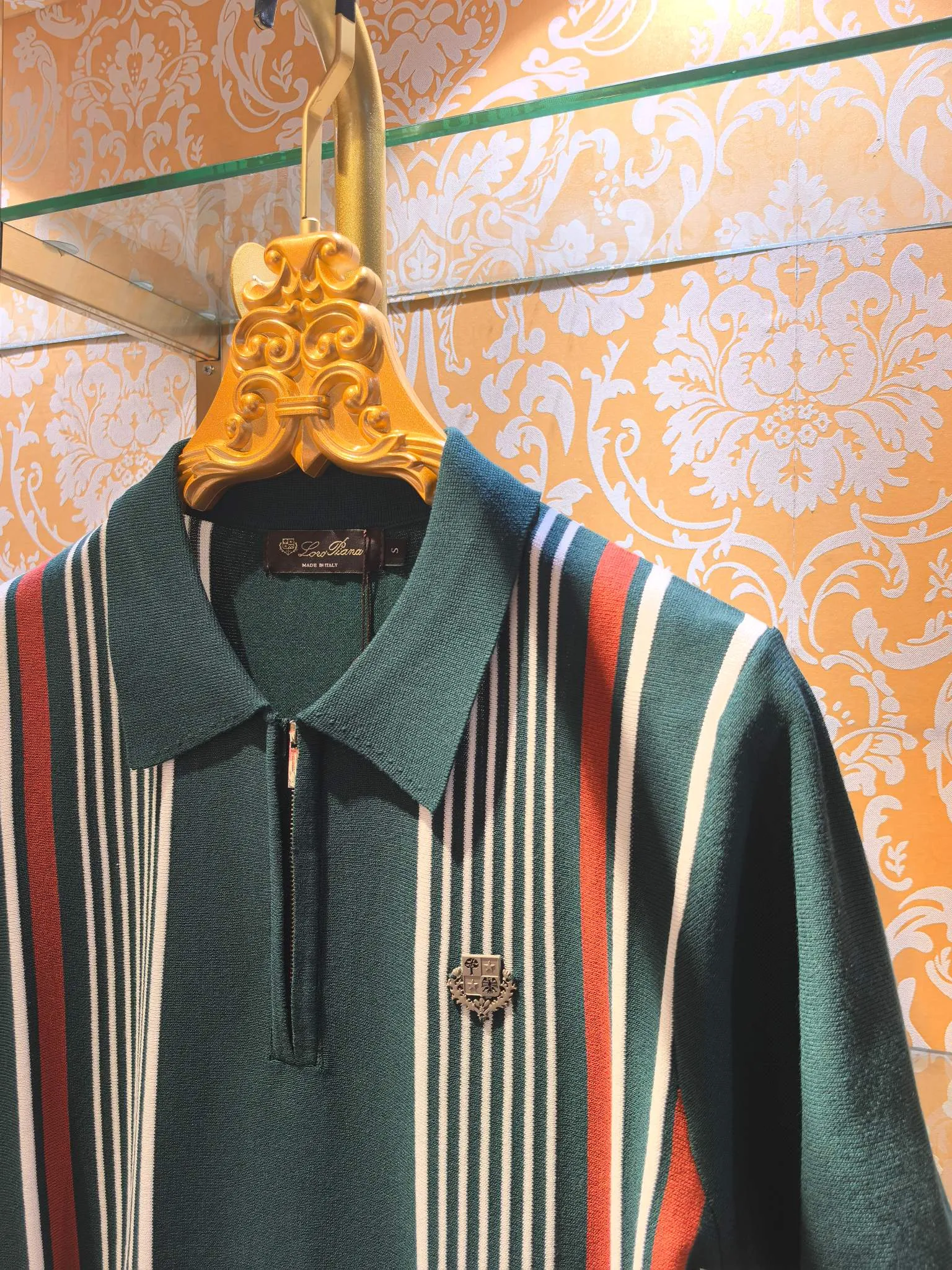 Counter synchronization Loro Piana 2026/ss New Arrival sweater Striped design Loro Piana chest hand-stitched hardware The fabric is perfectly made with 14 needles of imported machines. The counter restores one-to-one upper body spirit Comfortable Breathable Slim fit Color Green Sizes S M L XL